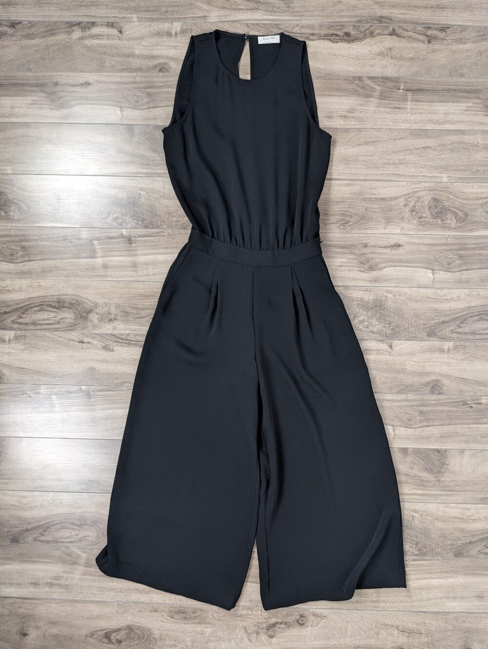 Aritzia Babaton Sleeveless Black Jumpsuit Defined Waist Pleated Wide Legs Size 4